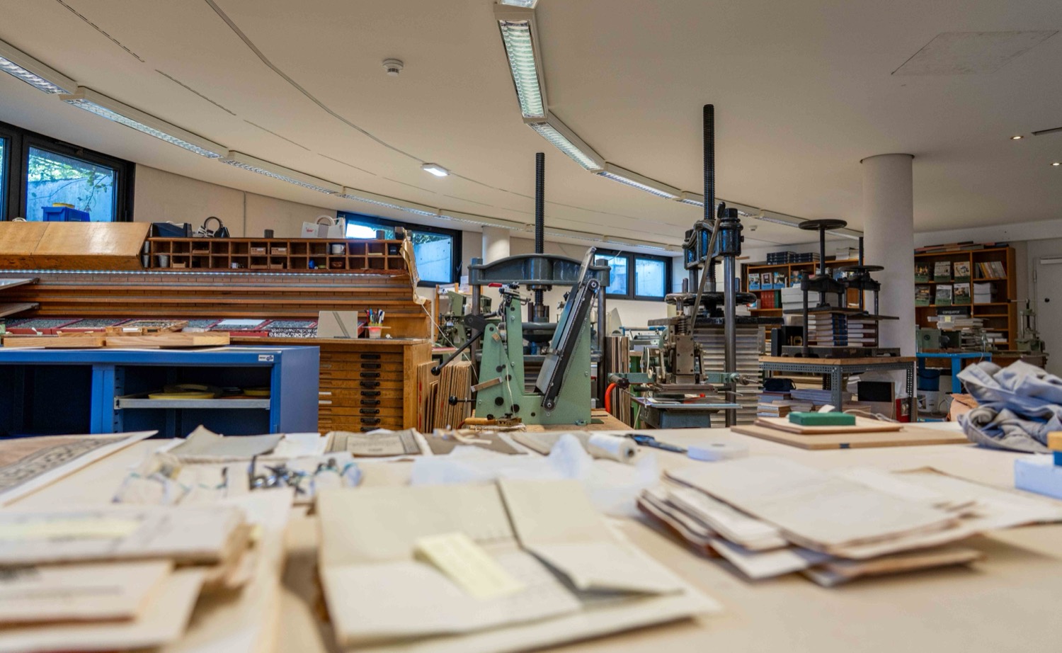 Vue d'ensemble de l'atelier de reliure à Luxembourg