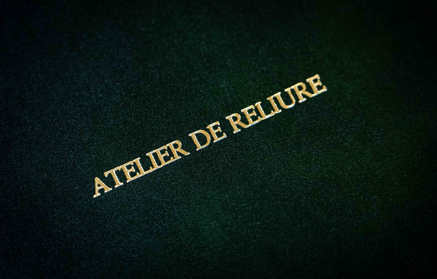 Couverture dorée au titre « Atelier de reliure » — Köller-Willems
