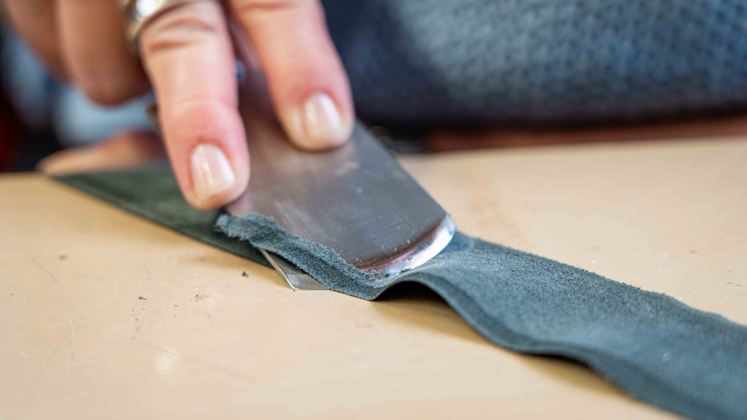 Parage du cuir au couteau, à la main