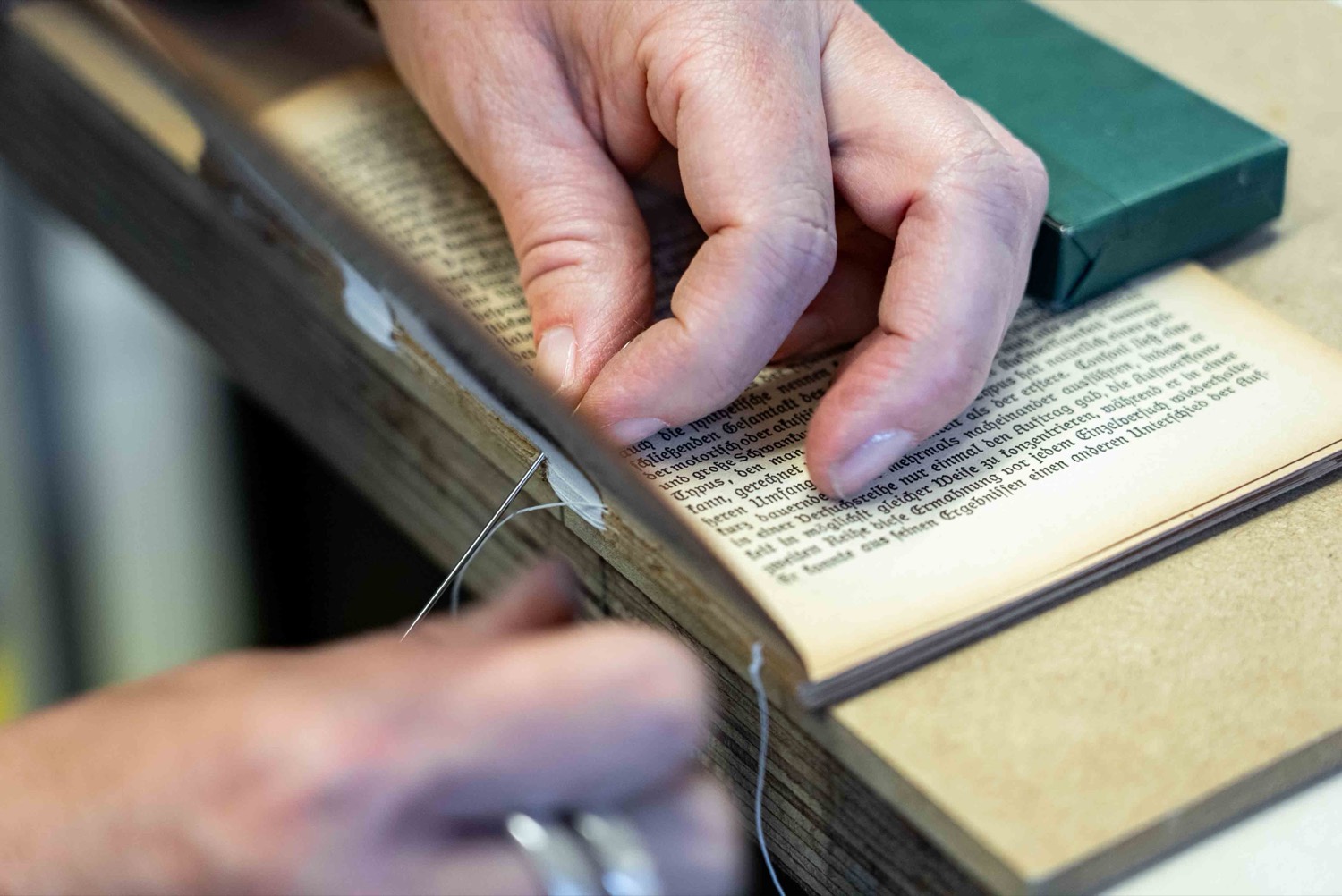 Couture d'un livre sur ruban