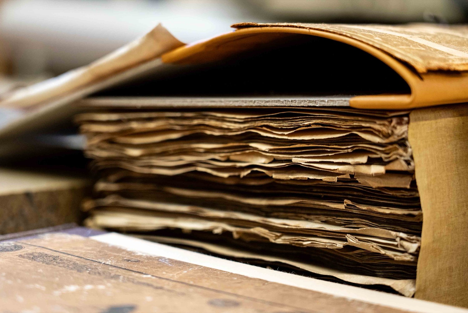 Tranche d'un livre ancien à restaurer