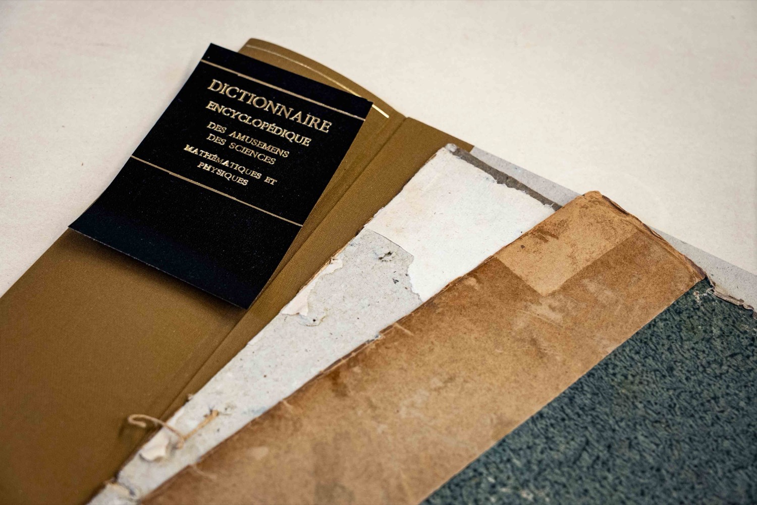 Restauration d'un dictionnaire encyclopédique