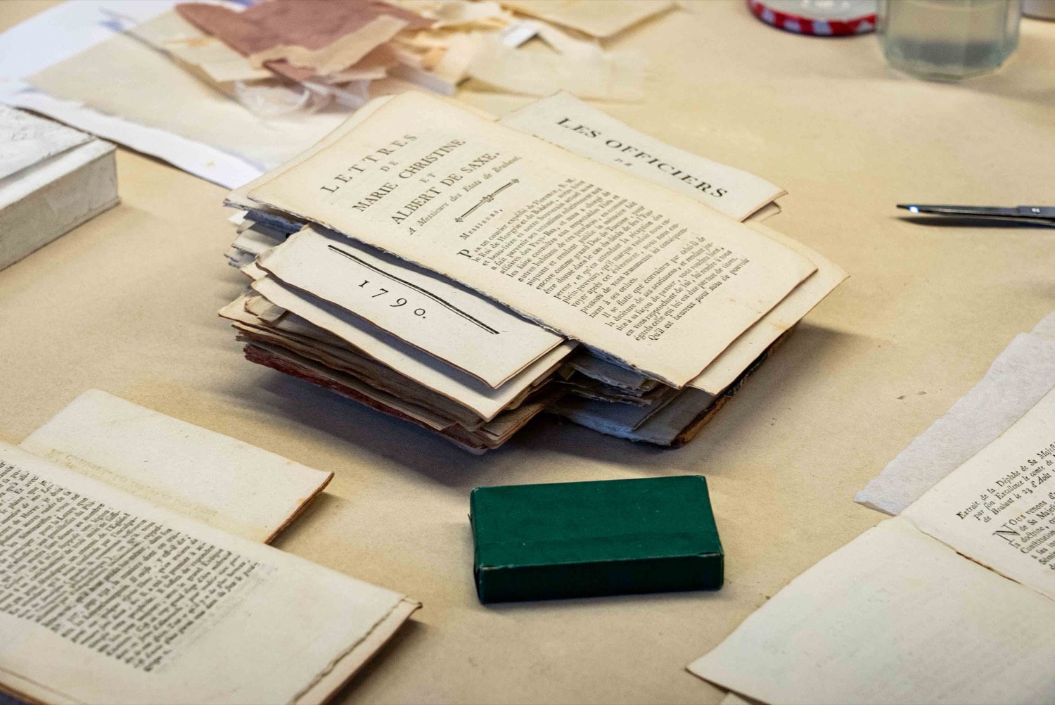 Feuillets anciens en cours de restauration