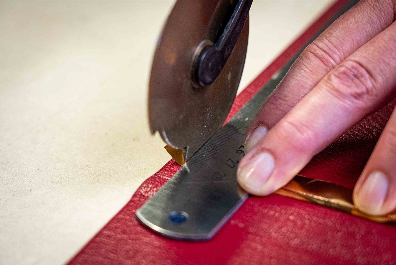 Découpe du cuir au couteau rond