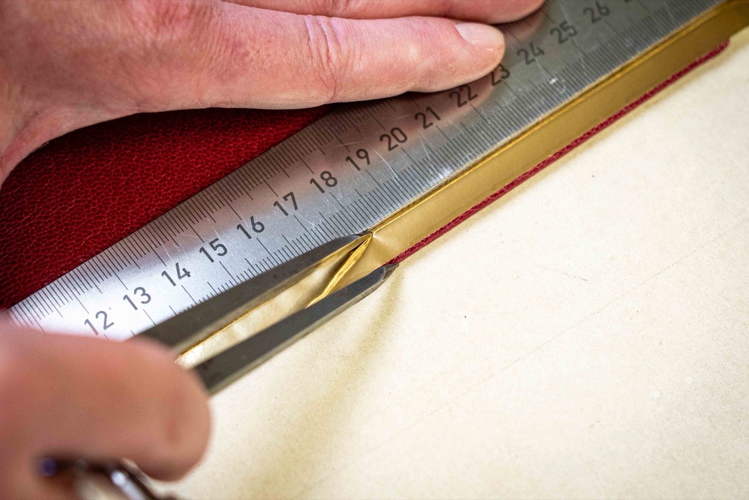 Mesure et découpe d'une matière de couverture