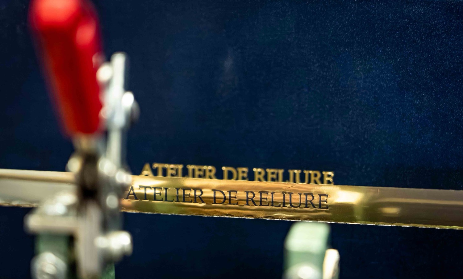 Dorure du titre sous presse