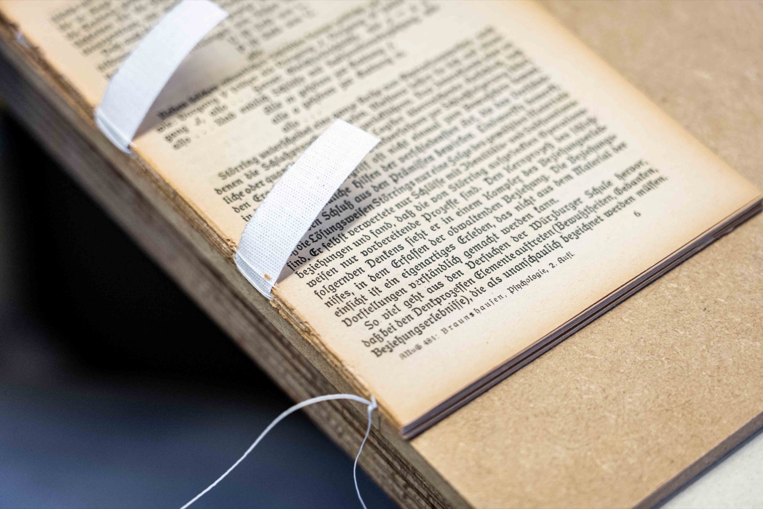Couture sur rubans d'un livre ancien