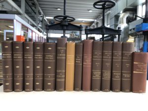 Reliures alignées dans l'atelier