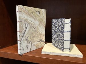 Cours de reliure à l'atelier