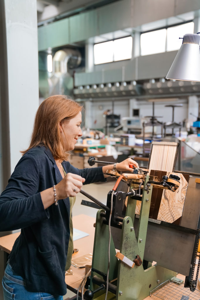 Danielle Köller-Willems au travail à l'atelier